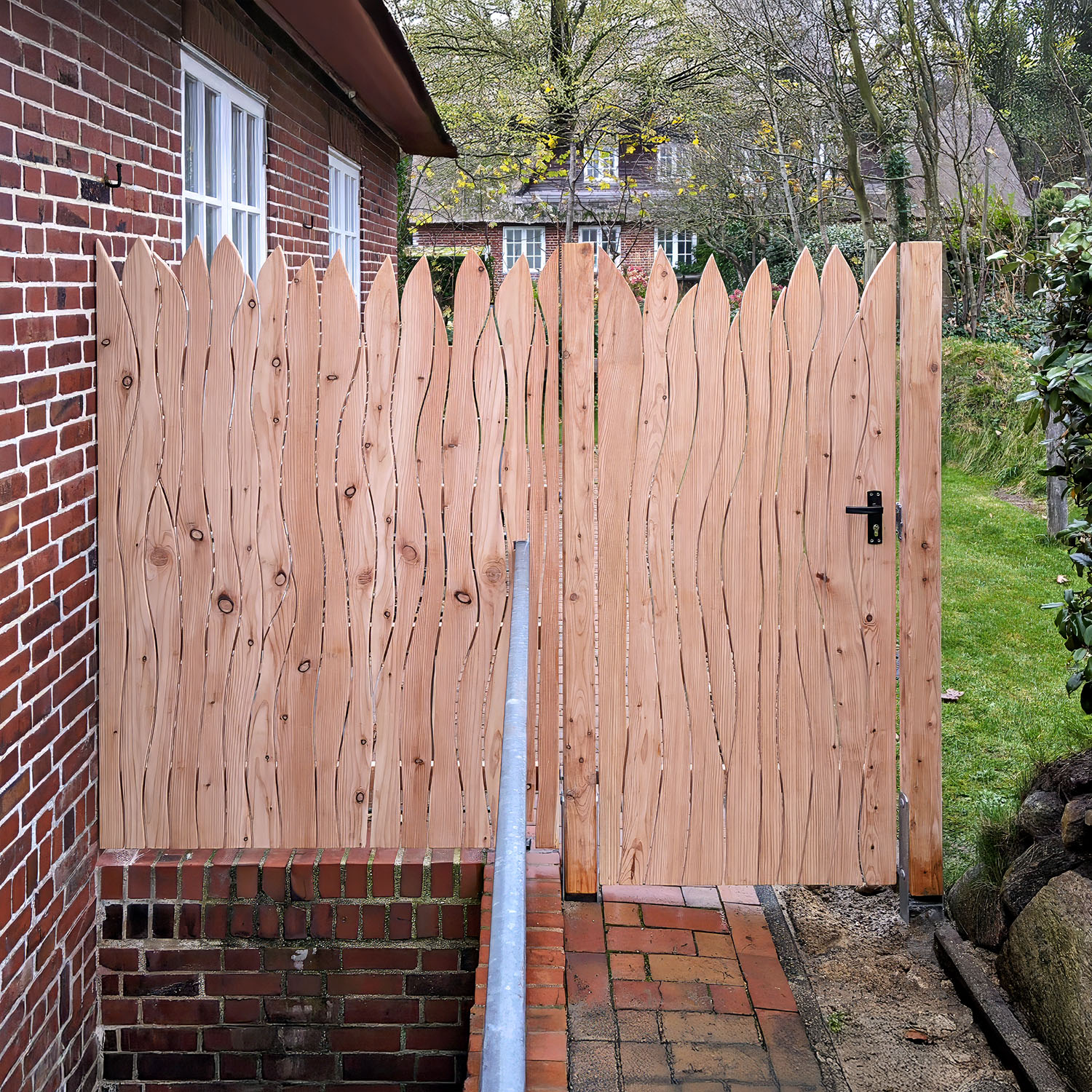 Individueller Sichtschutz aus Holz mit Tor